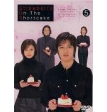 Клубника поверх торта